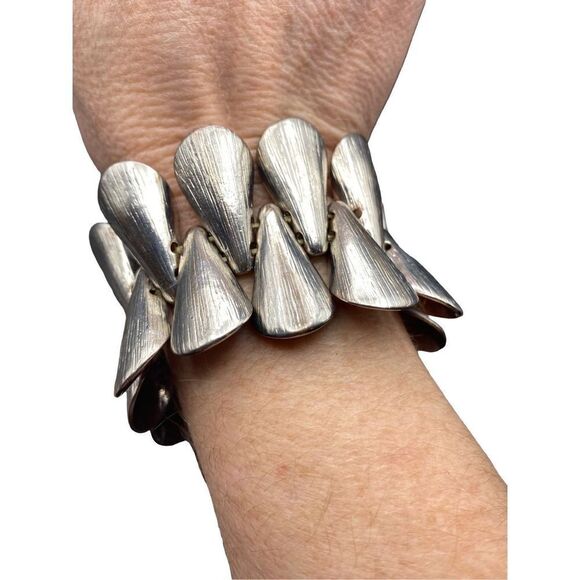 Silver tone stretchy concave rolled leaf shape bracelet - Picture 1 of 7